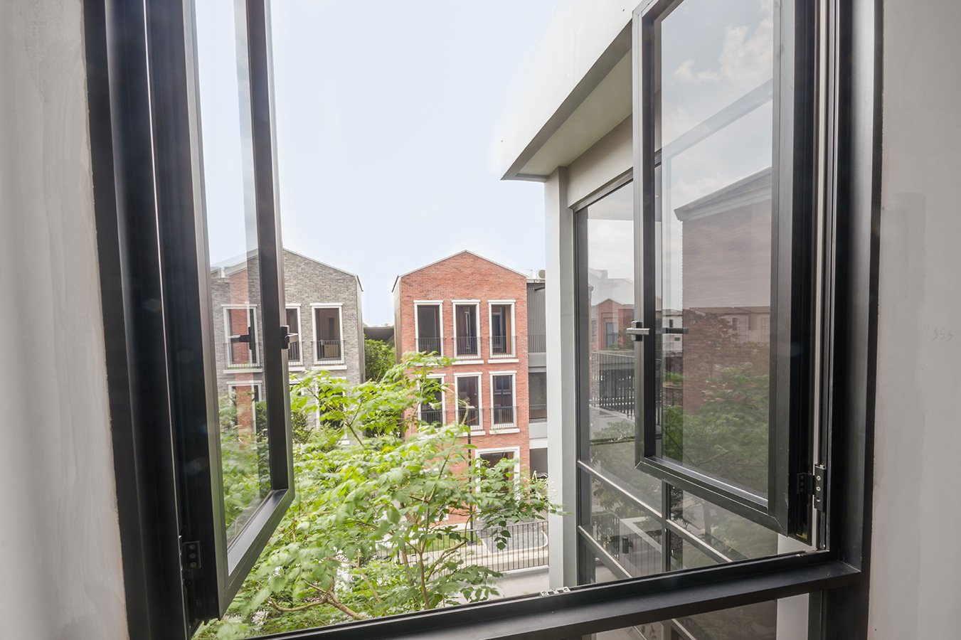 Zweiflügliges Alufenster als Referenz für Fensterbau