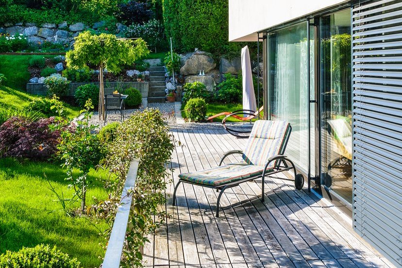 Eingebaute deckenhohe Fenster mit Rollläden