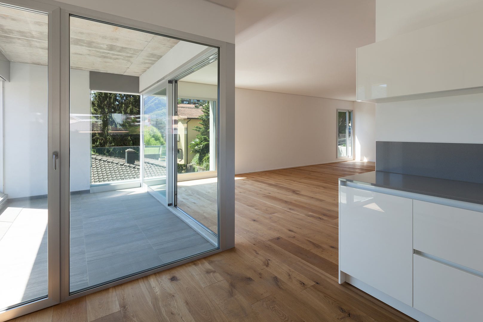 Eingebaute Hebeschiebefenstertür in einem Haus, als Referenz für ein Fensterbau Unternehmen